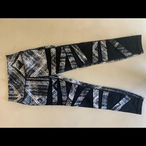 Lululemon Size 6 wunder under tech mesh